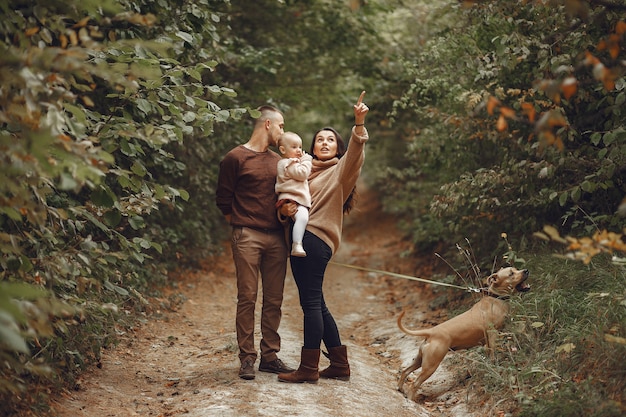 Foto grátis família bonita e elegante, jogando em um campo