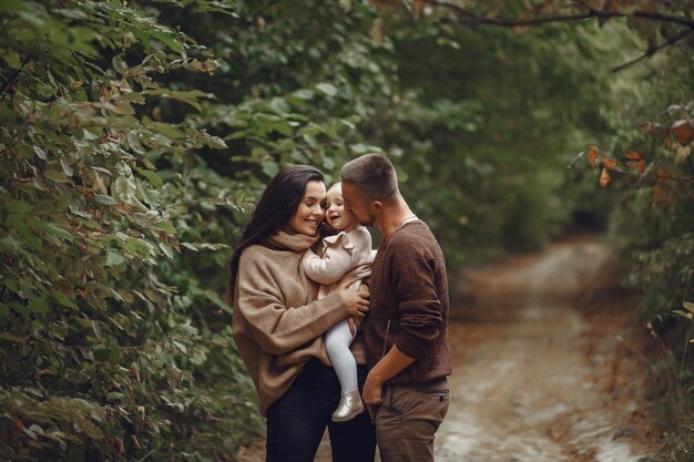 Família bonita e elegante, jogando em um campo