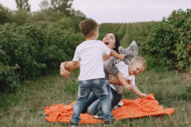 Família bonita e estilosa em um parque de verão