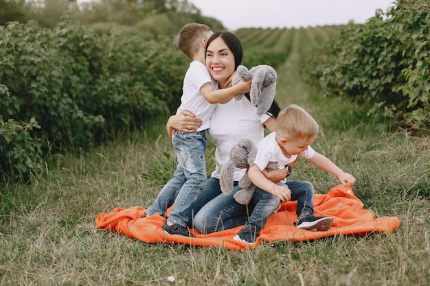 Família bonita e estilosa em um parque de verão