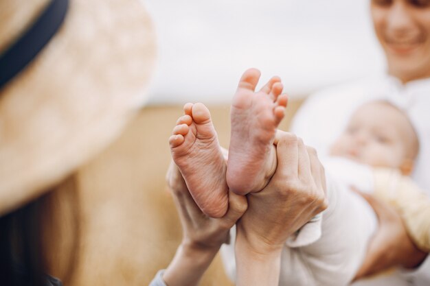 Foto grátis família bonita jogando em um campo de outono