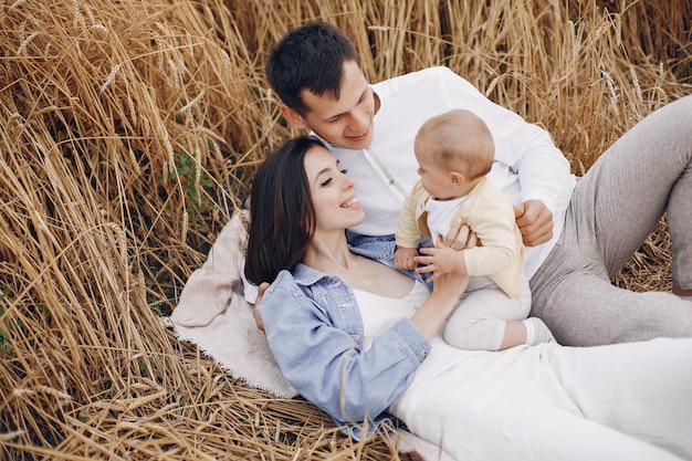 Família bonita jogando em um campo de outono