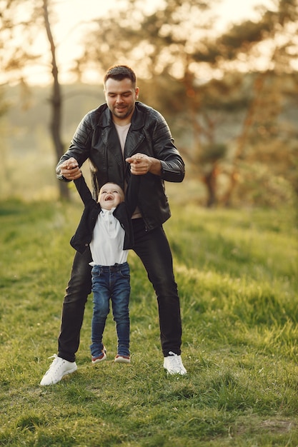 Família bonita jogando em um campo de verão