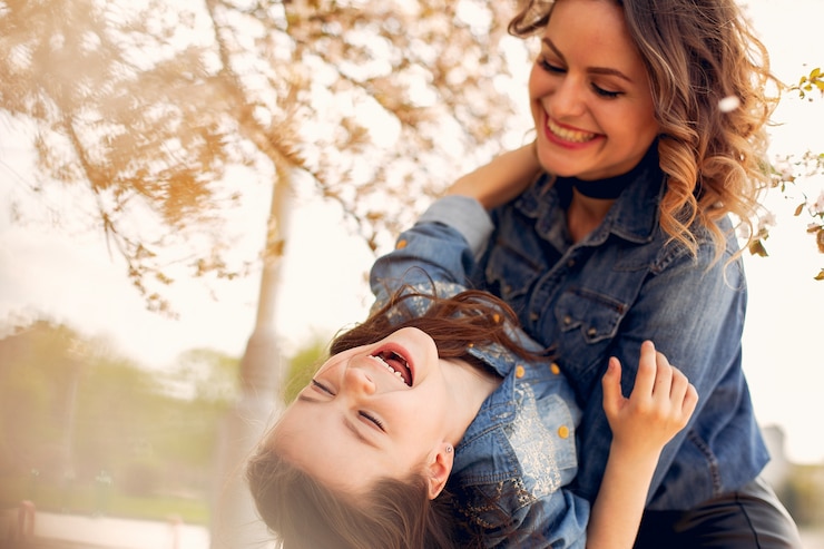 Foto grátis família bonita num parque de primavera.
