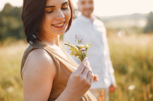 Família bonita, passar o tempo em um campo de verão