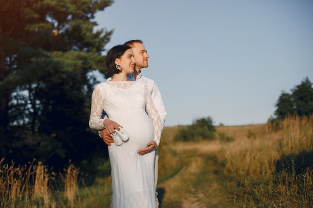 Família bonita, passar o tempo em um campo de verão