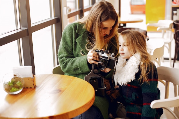 Família bonito e elegante em um café