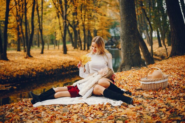 Família bonito e elegante em um parque de outono