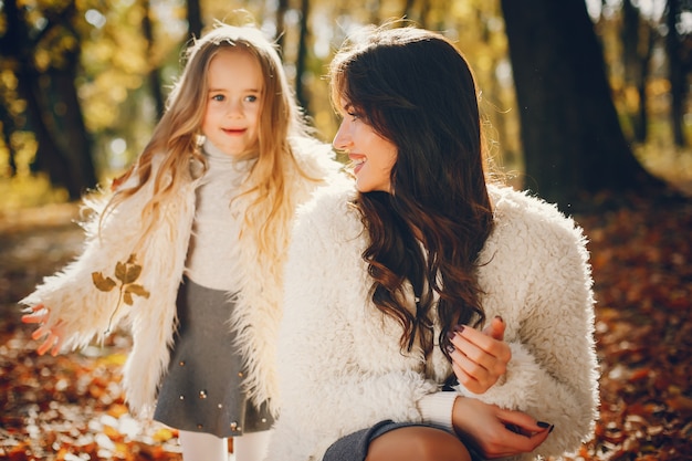 Família bonito e elegante em um parque de outono