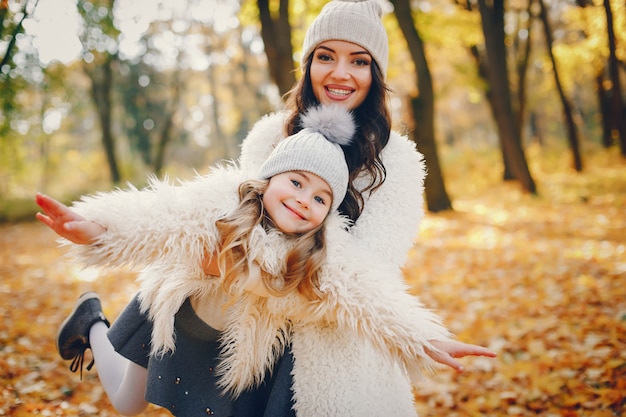 Família bonito e elegante em um parque de outono