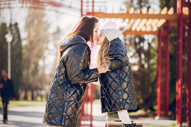 Família bonito e elegante em um parque de primavera