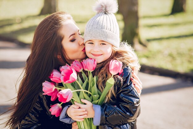 Família bonito e elegante em um parque de primavera