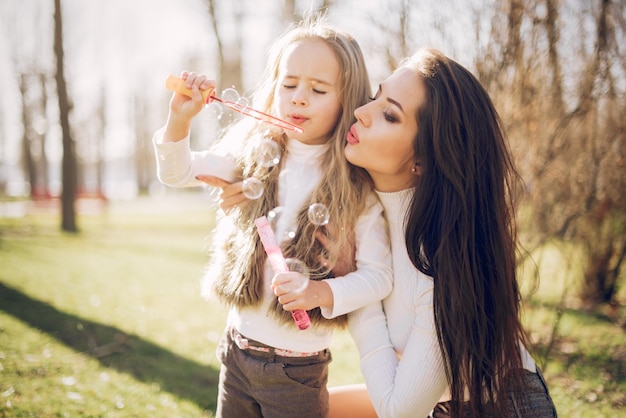 Família bonito e elegante em um parque de primavera