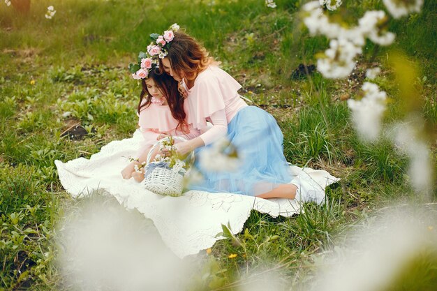 Família bonito e elegante em um parque de primavera