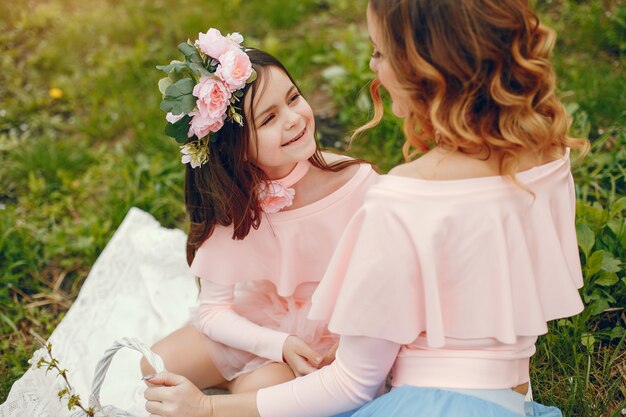 Família bonito e elegante em um parque de primavera