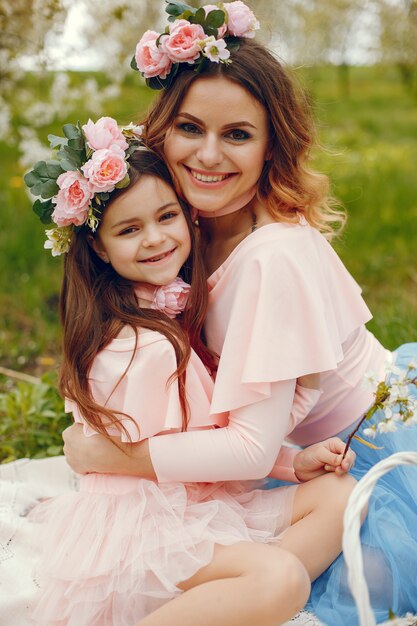 Família bonito e elegante em um parque de primavera