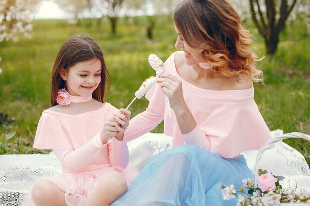 Família bonito e elegante em um parque de primavera