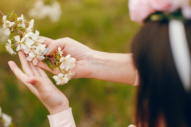 Foto grátis família bonito e elegante em um parque de primavera