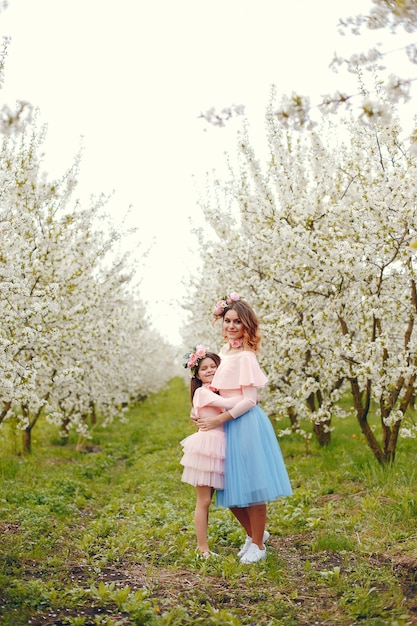 Família bonito e elegante em um parque de primavera