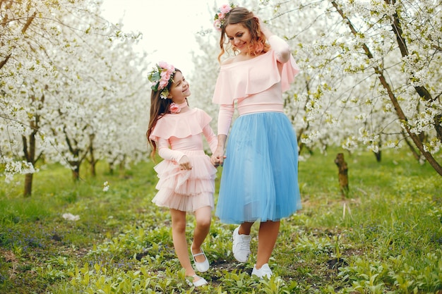 Família bonito e elegante em um parque de primavera