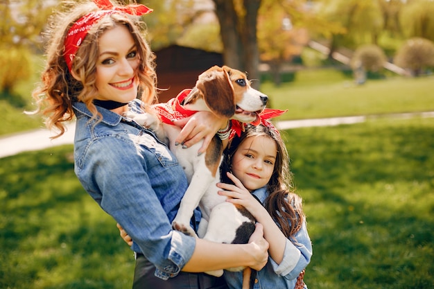 Família bonito e elegante em um parque de primavera