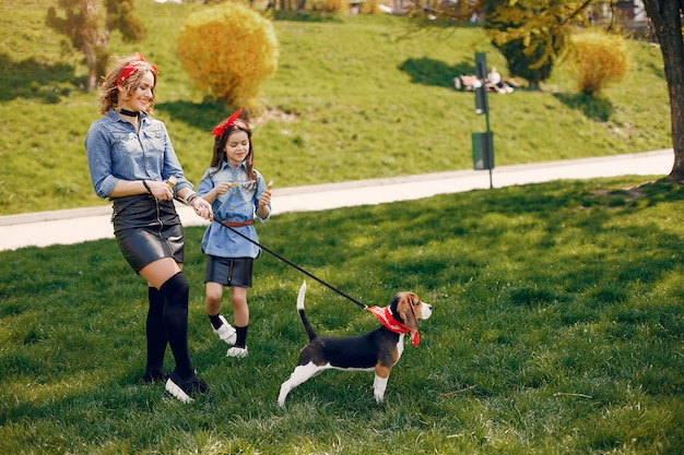 Família bonito e elegante em um parque de primavera