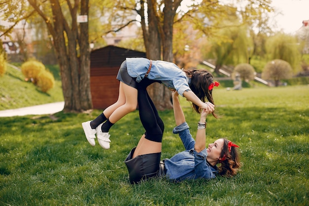 Família bonito e elegante em um parque de primavera