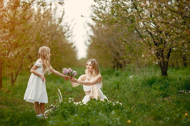 Família bonito e elegante em um parque de primavera