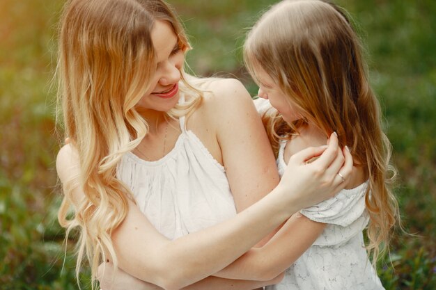 Família bonito e elegante em um parque de primavera