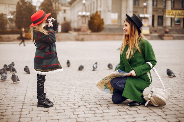 Família bonito e elegante em uma cidade de primavera