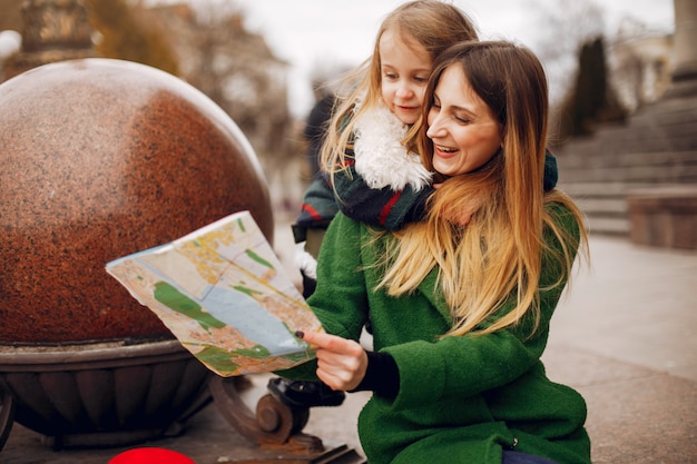 Família bonito e elegante em uma cidade de primavera