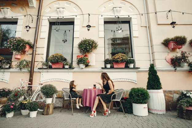 Família bonito e elegante em uma cidade de verão