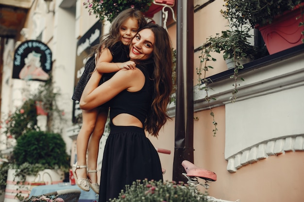 Família bonito e elegante em uma cidade de verão