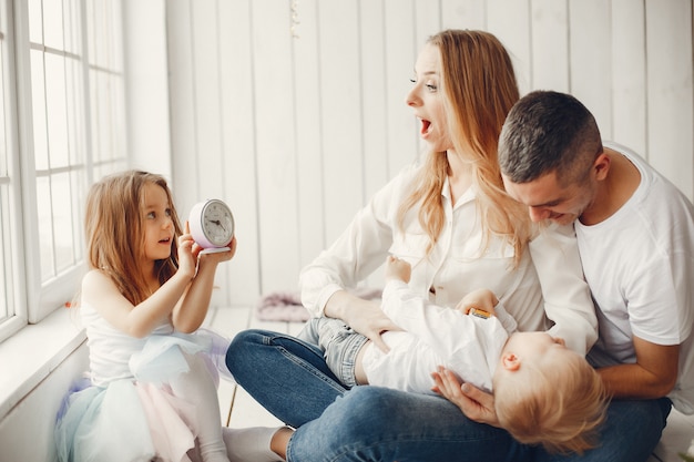 Família bonito e grande sentado em casa