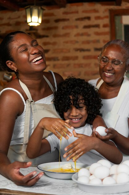 Família brasileira cozinhando sobremesas saborosas