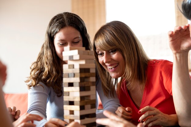Família brincando de empilhar juntos e se divertindo