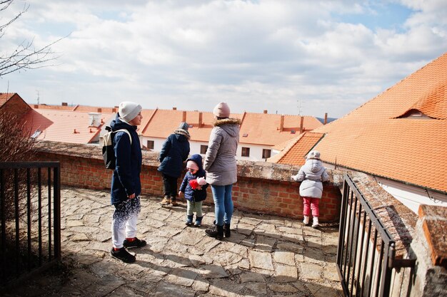 Família caminhando no histórico Castelo Mikulov Moravia República Checa Antiga cidade europeia