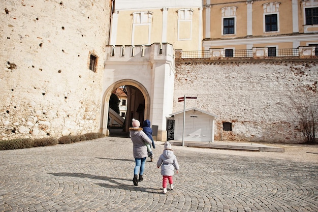 Foto grátis família caminhando no histórico castelo mikulov moravia república checa antiga cidade europeia
