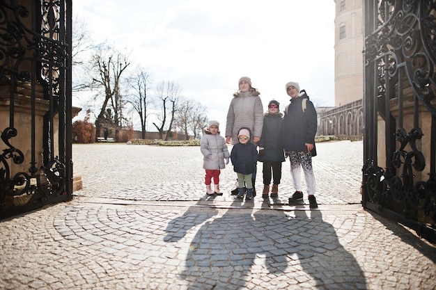 Família caminhando no histórico Castelo Mikulov Moravia República Checa Antiga cidade europeia