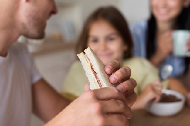 Família close-up comendo juntos