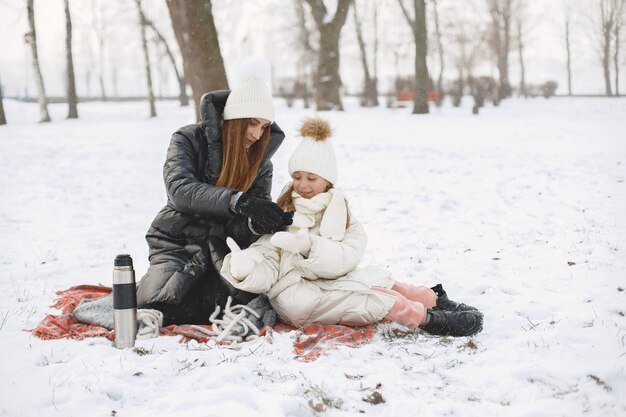 Família com chapéus de malha de inverno nas férias