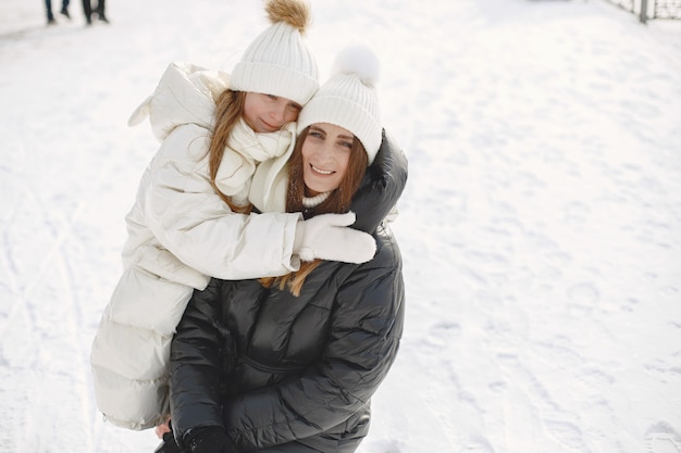 Família com chapéus de malha de inverno nas férias