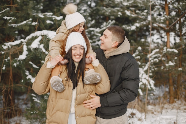 Família com chapéus de malha de inverno nas férias