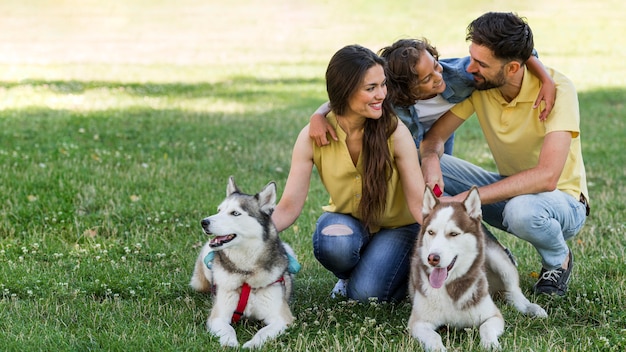 Família com criança e cachorros juntos ao ar livre