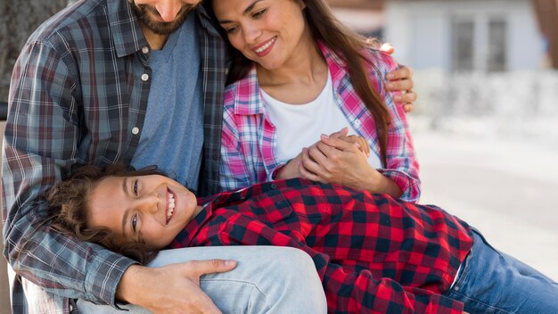 Família com criança e pais juntos ao ar livre