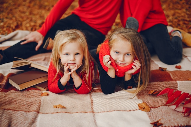 Família, com, cute, crianças, em, um, outono, parque