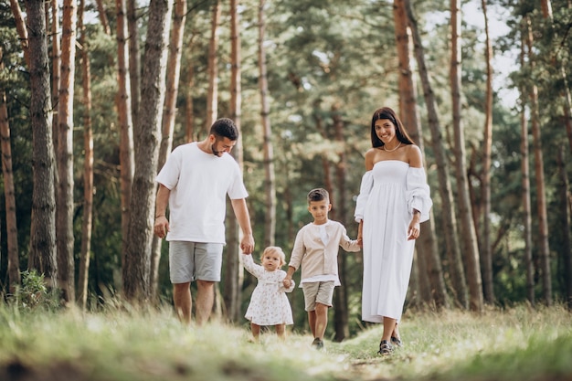 Família com filha bebê e filho pequeno no parque