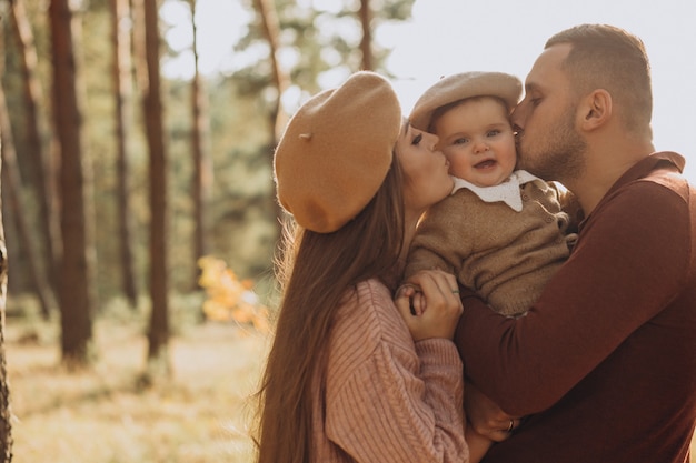 Família com filha bebê no parque