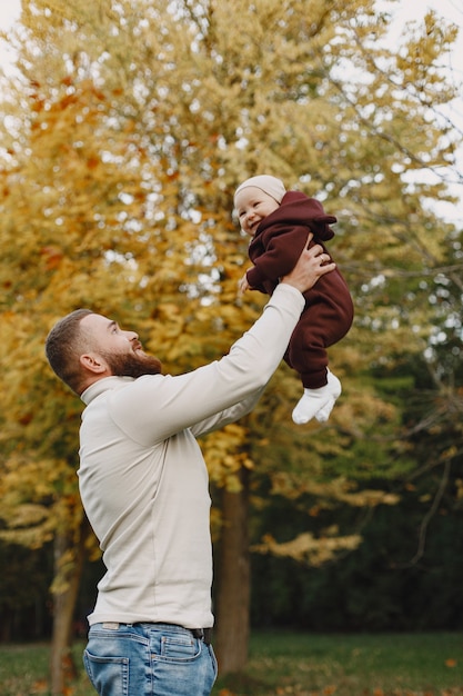 Família com filha bonita. Pai com um suéter marrom. Menina com um pai.