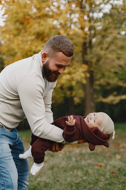 Família com filha bonita. Pai com um suéter marrom. Menina com um pai.